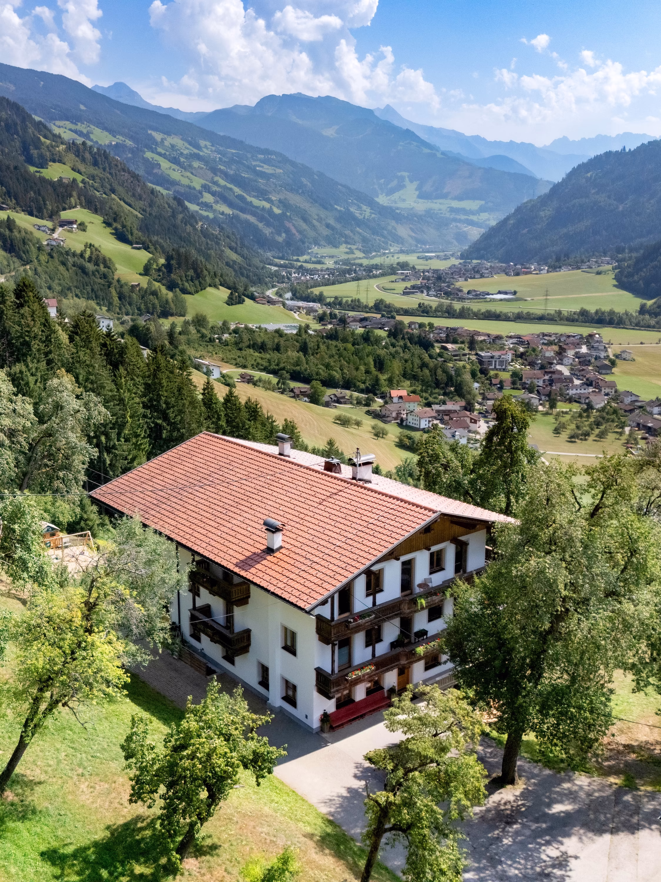 Haus und Blick ins Tal - Gästehaus Bonholz, Stummerberg im Zillertal © Hannes Dabernig